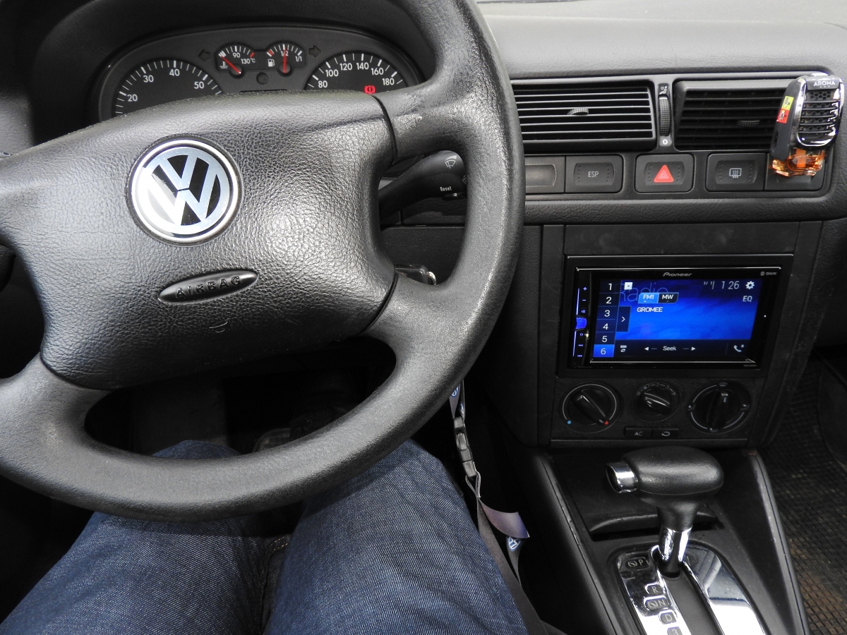 VW Golf 4 Pioneer MVH-A200VBT.jpg